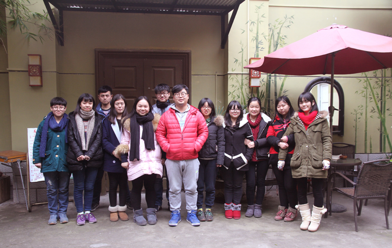 李老师与学生留影.jpg